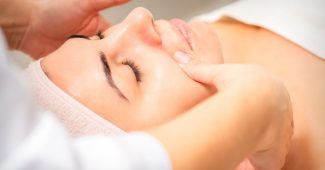 Comment faire un drainage lymphatique du visage à la maison ?