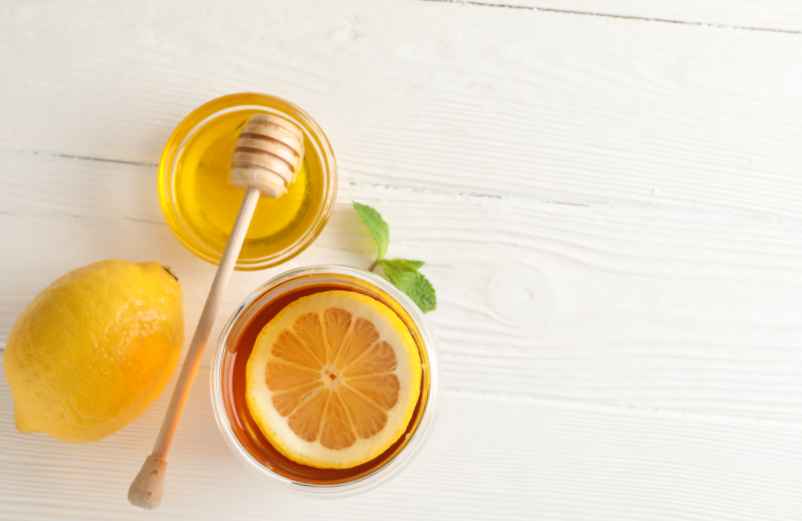 Apaiser la gorge avec l’infusion au miel et au citron-Le monde des 2 à 7 ans Apaiser la gorge avec l’infusion au miel et au citron-Le monde des 2 à 7 ans